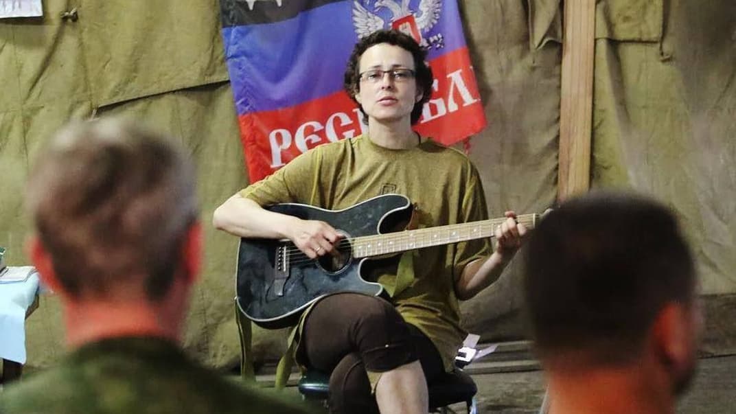 российская певица Юлия Чичерина выступает перед российскими оккупантами