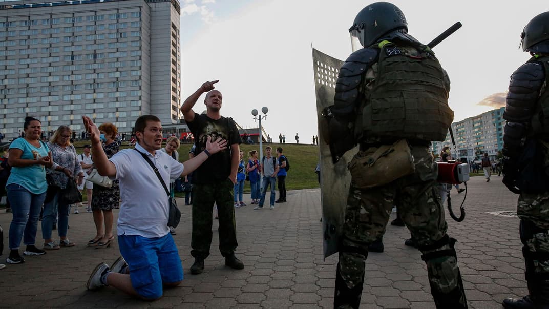Чоловік стає на коліна перед білоруськими спецназівцями під час протесту після президентських виборів у Мінську, Білорусь, 11 серпня 2020 року.