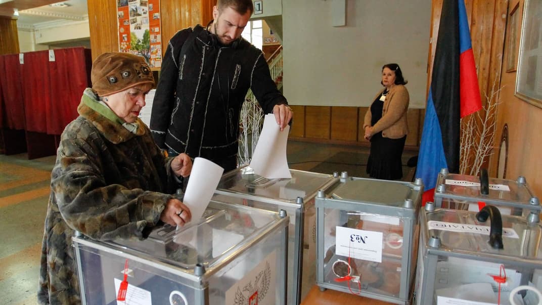 Местные жители голосуют на избирательном участке на выборах в контролируемом пророссийскими силами Донецке, Украина, 11 ноября 2018 года.
