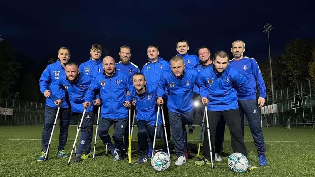 Гравці футбольного клубу «Покрова АМП»