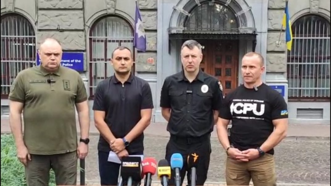 Правоохоронці проводять брифінг