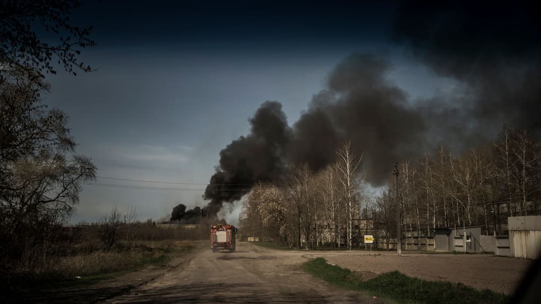 Пожарные едут на завод на окраине Харькова после атаки российских войск, 15 апреля 2022 года