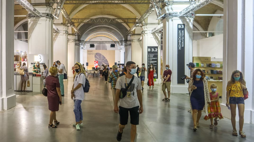 Відвідувачі Х «Книжкового Арсеналу» йдуть повз стенди видавництв, 2021 рік