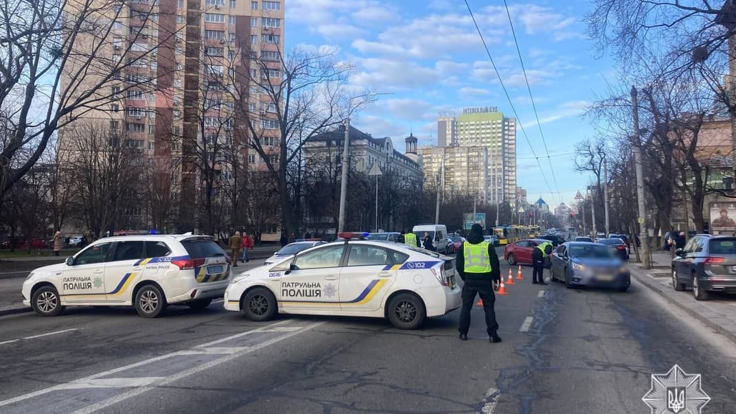 Патрульні перекрили дорогу в Києві у зв'язку з ліквідацією наслідків ракетної атаки