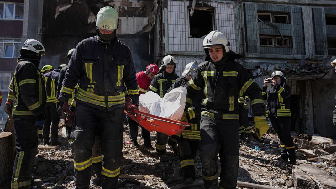 Рятувальники дістають з-під завалів тіла загиблих в Умані, яку обстріляли російські окупанти, 28 квітня 2023 року