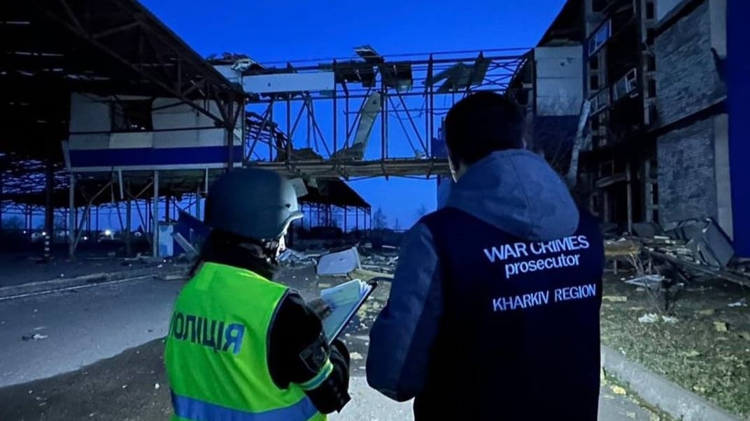 Працівники поліції та прокуратури фіксують наслідки російського обстрілу міста Мерефа 3 квітня 2024 року