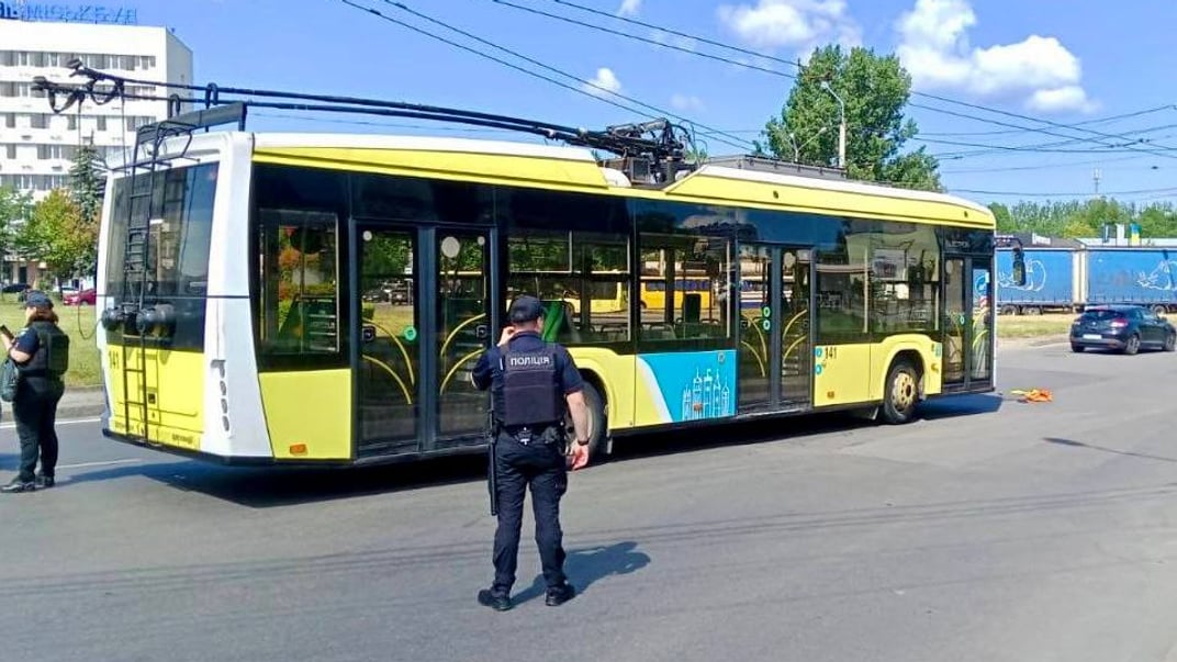 У Львові водій тролейбуса помітив на дорозі гранату