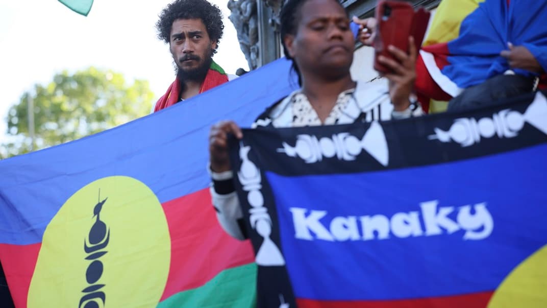 Ілюстративне фото. Протестувальники у Парижі тримають канакські прапори та прапори Соціалістичного національно-визвольного фронту (FLNKS) Нової Каледонії, 16 травня 2024 року