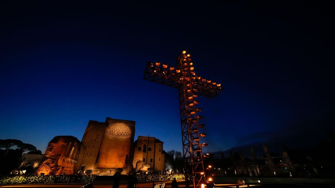 Хрест, освітлений свічками, перед початком смолоскипної ходи Via Crucis (Хресна дорога) у Страсну п'ятницю в Римі, 7 квітня 2023 року