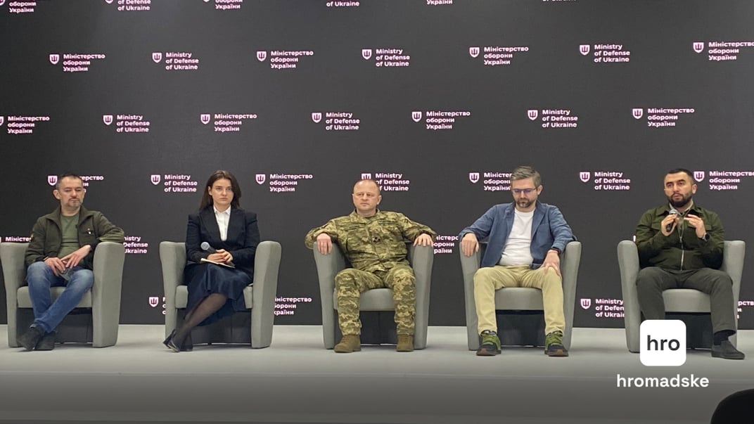 Керівник Агенції оборонних закупівель Арсен Жумаділов (перший праворуч) на брифінгу