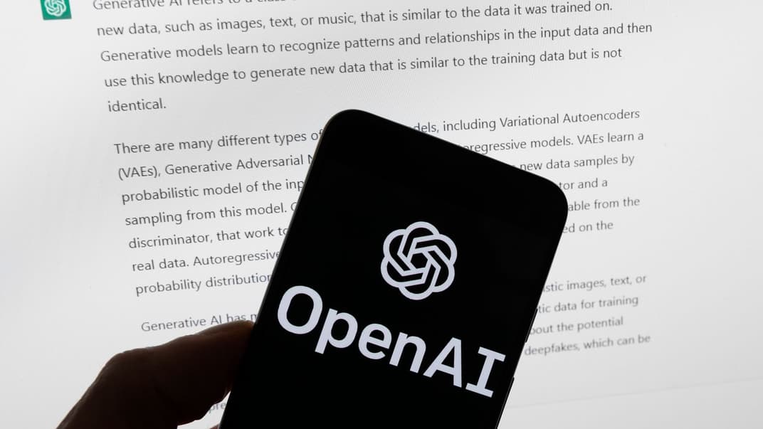 Ілюстративне фото. Логотип OpenAI видно на мобільному телефоні перед екраном комп’ютера, на якому відображаються дані ChatGPT, 21 березня 2023 року