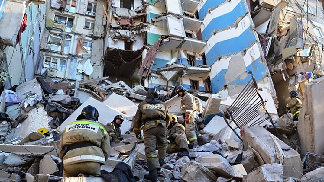 Фото надане Міністерством з надзвичайних ситуацій Росії Челябінської області показує, як російські рятувальники прибирають сміття після вибуху газу в багатоквартирному будинку в місті Магнітогорськ, Челябінська область, Росія, 31 грудня 2018 року. Вибух пошкодив 48 квартир, в яких, як повідомляється, жили 110 осіб.