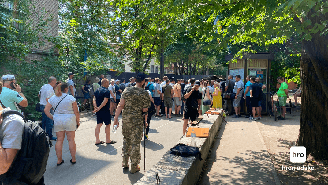 Очередь желающих обновить военно-учетные данные возле Соломенского ТЦК и СП в Киеве