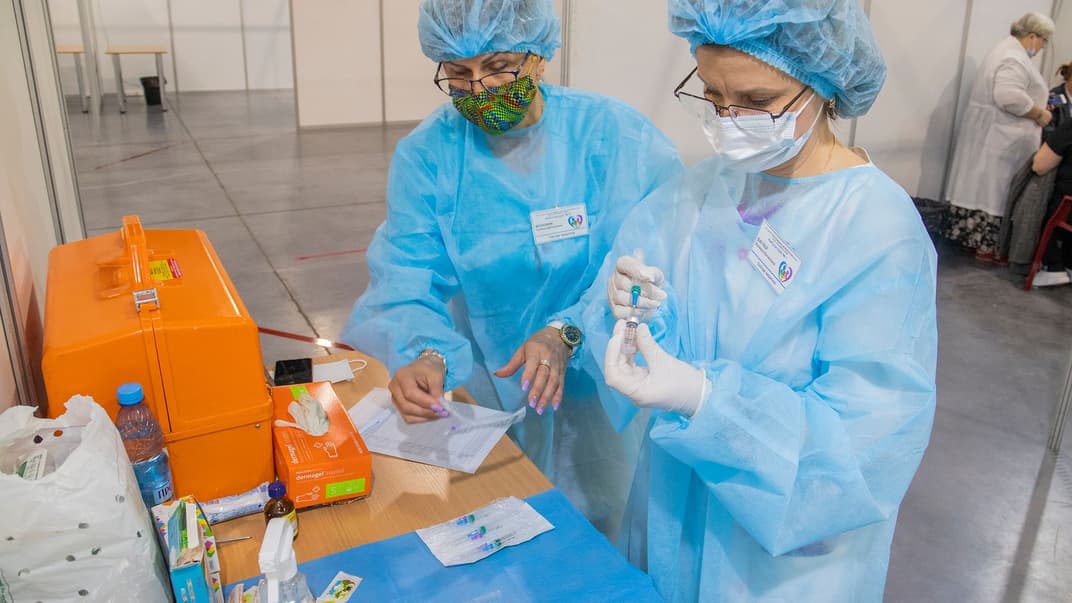 Медики у центрі масової вакцинації у Києві