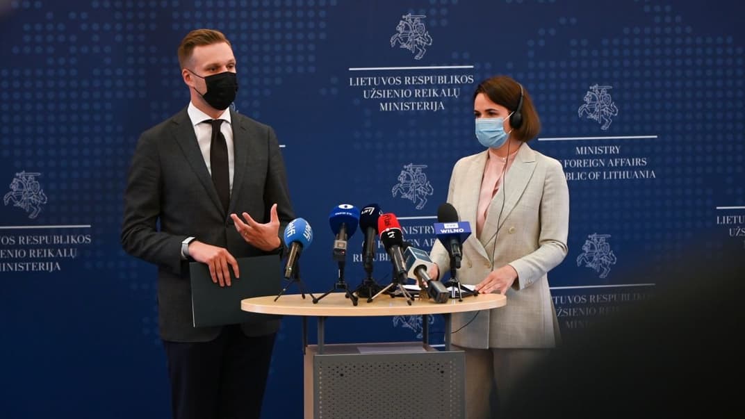 Министр иностранных дел Литвы Габриелюс Ландсбергис и лидер объединенной оппозиции Беларуси Светлана Тихановская во время пресс-конференции в МИД Литвы. 5 июля 2021 года