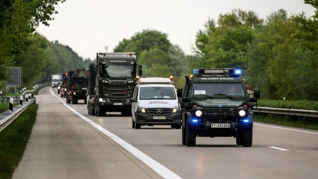 Ілюстративне фото. Військова поліція Німеччини супроводжує колону військових вантажівок