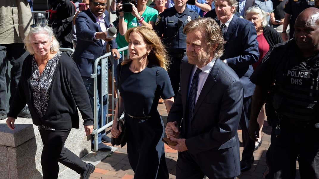 Акторка Фелісіті Хаффман та її чоловік Вільям Мейсі йдуть до федерального суду, Бостон, 13 вересня 2019 року