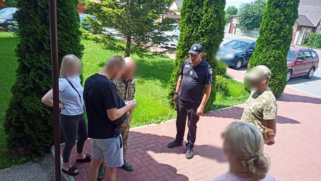Военные вручили 33-летнему правонарушителю повестку для явки в Броварской ТЦК и СП