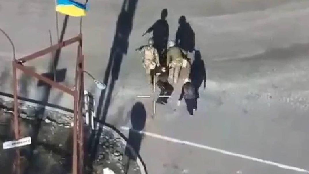 Украинские военные спасают раненого гражданского, авто которого в Селидово расстреляли россияне