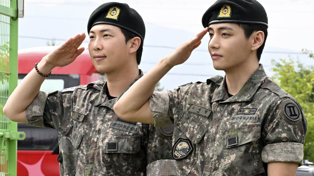 Учасники K-pop гурту BTS РМ та Ві Учасники K-pop гурту BTS РМ та Ві