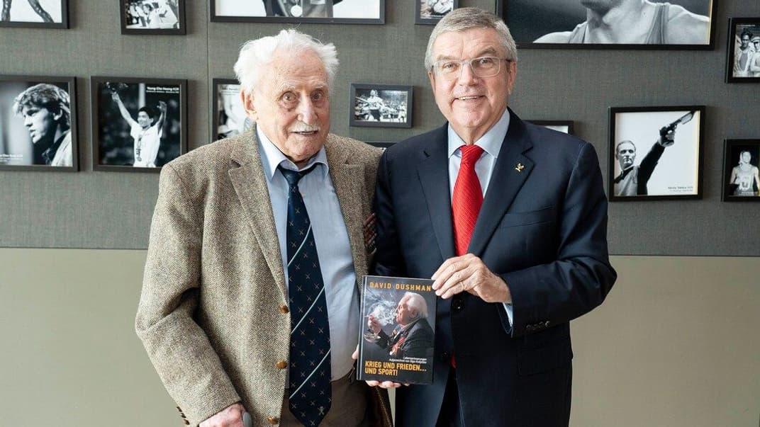 Давід Душман (зліва) та президент Міжнародного олімпійського комітету Томас Бах (справа)