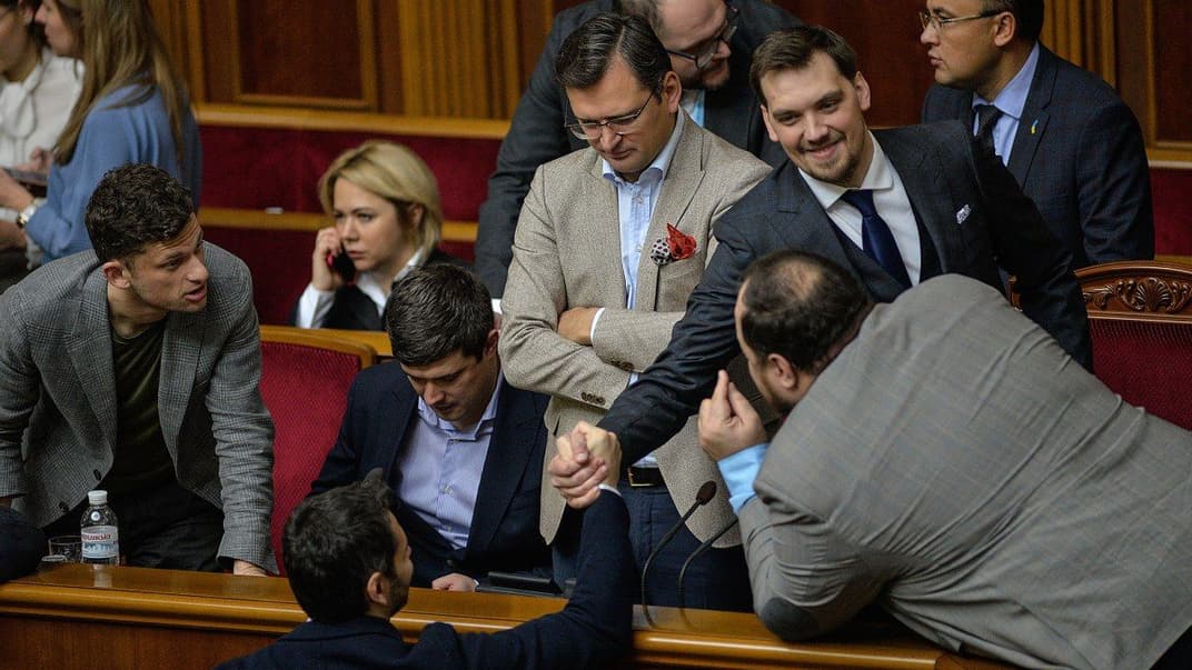 Прем'єр-міністр України Олексій Гончарук з міністрами під час засідання Ради та голосування за дежрюбюджет у першому читанні, Київ, 18 жовтня 2019 року