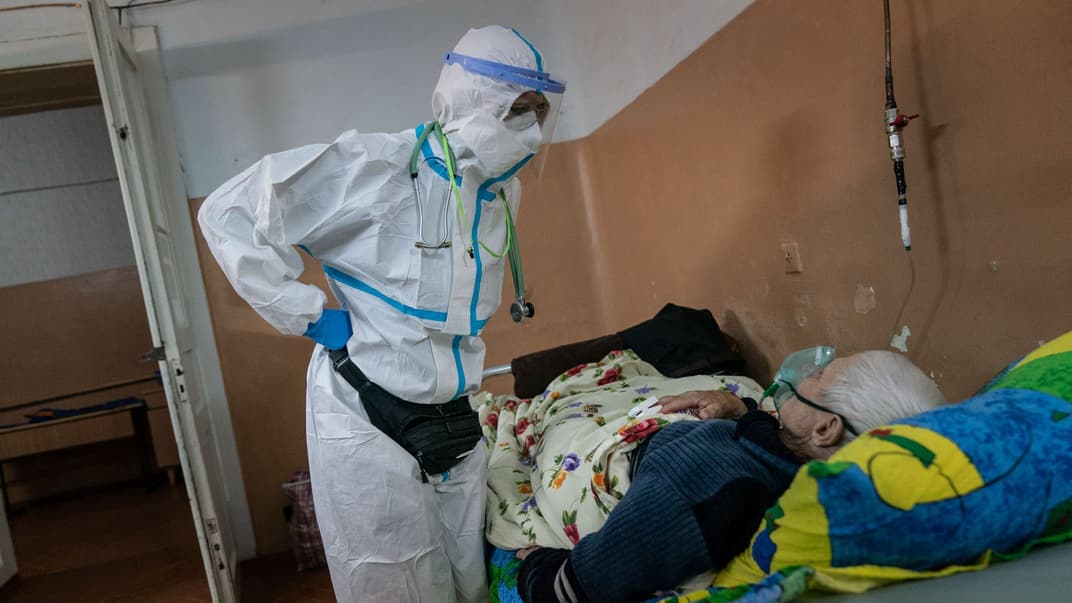 Лікар Ольга Кобевко розмовляє з пацієнтом із підозрою на коронавірус в обласній лікарні в Чернівцях, Україна, 9 травня 2020 року.