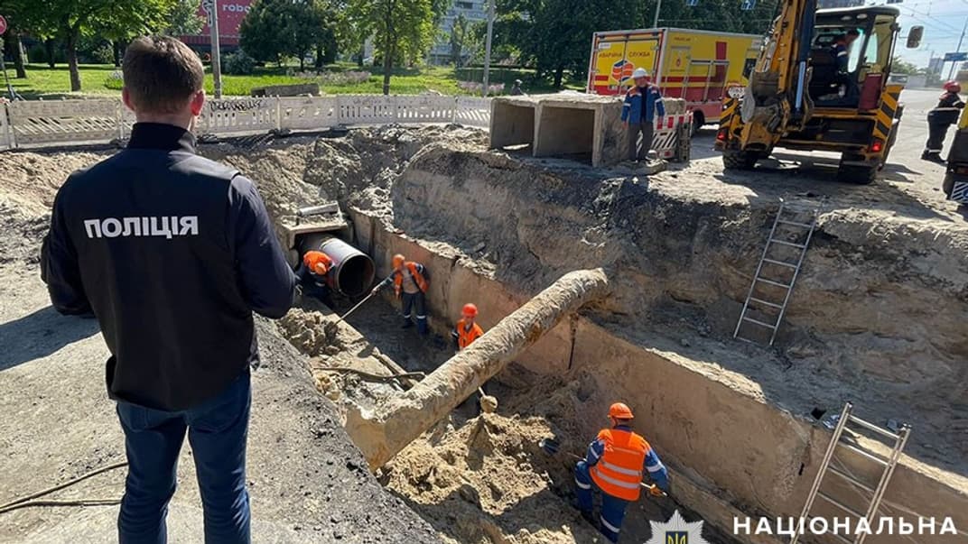 Слідчі працюють на місці прориву труби в Києві