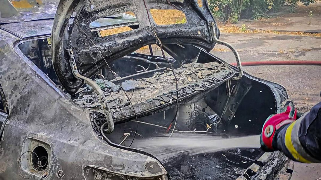 Из-за российской атаки на Херсон сгорело авто