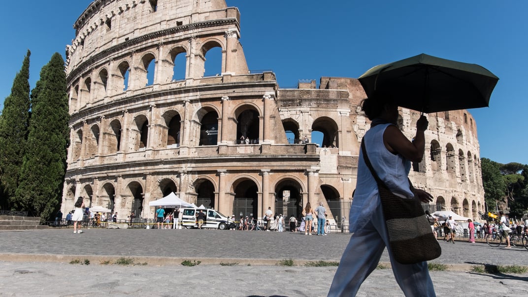 Туристи відвідують Колізей під час спеки в Римі, Італія, 30 червня 2025 року