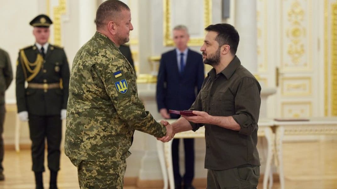 Иллюстративная фотография. Президент Владимир Зеленский награждает генерала Валерия Залужного, 6 мая 2022 года