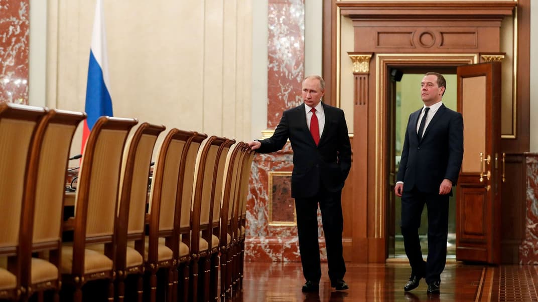 Президент России Владимир Путин (слева) и премьер Дмитрий Медведев перед встречей с членами правительства, Москва, Россия, 15 января 2020 года