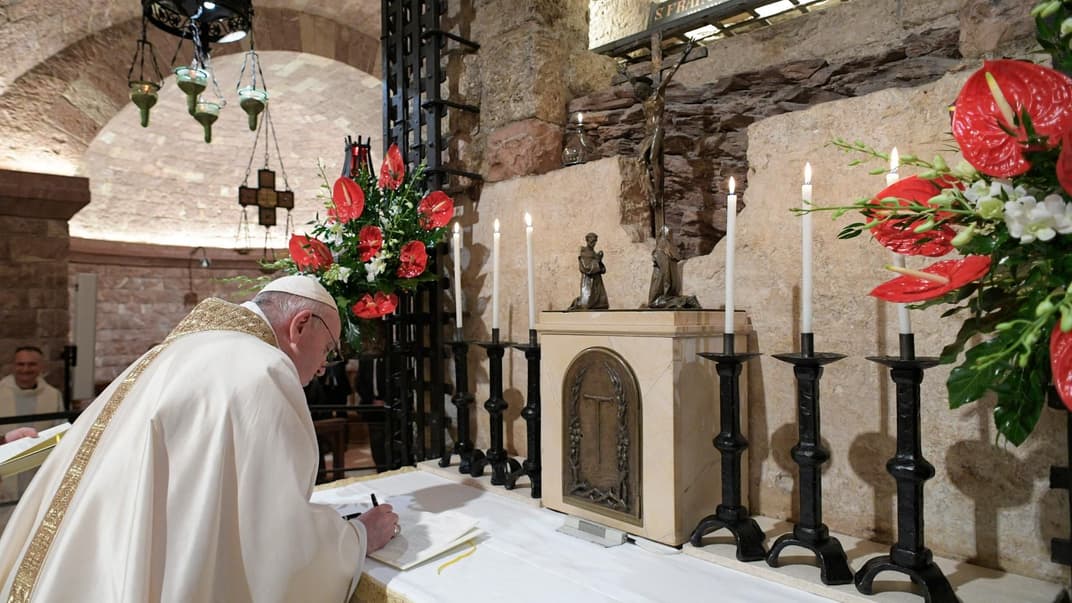 Папа Римський покинув Рим уперше з початку пандемії. Усе для того, щоб підписати нову енцикліку про солідарність у світі
