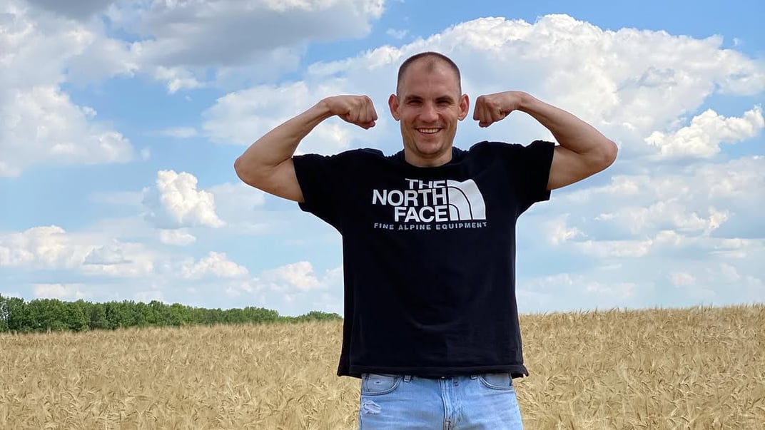 Тренер з бойового самбо з Кропивницького Дмитро, який у був у кортежі Анджеліни Джолі