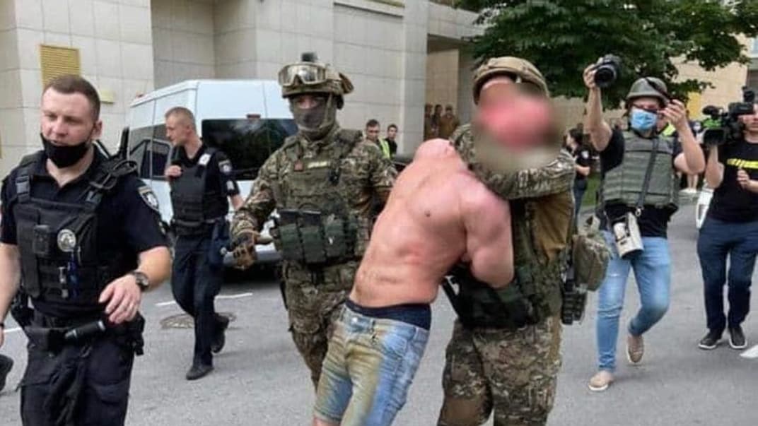 Правоохранители задерживают мужчину, который ранил двух человек в Голосеевском районе Киева, 7 июля 2021 года