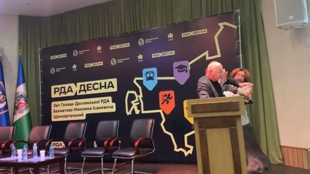 Глава Деснянської РДА Максим Бахматов силоміць виштовхав з трибуни заступницю голови КМДА Ганну Старостенко