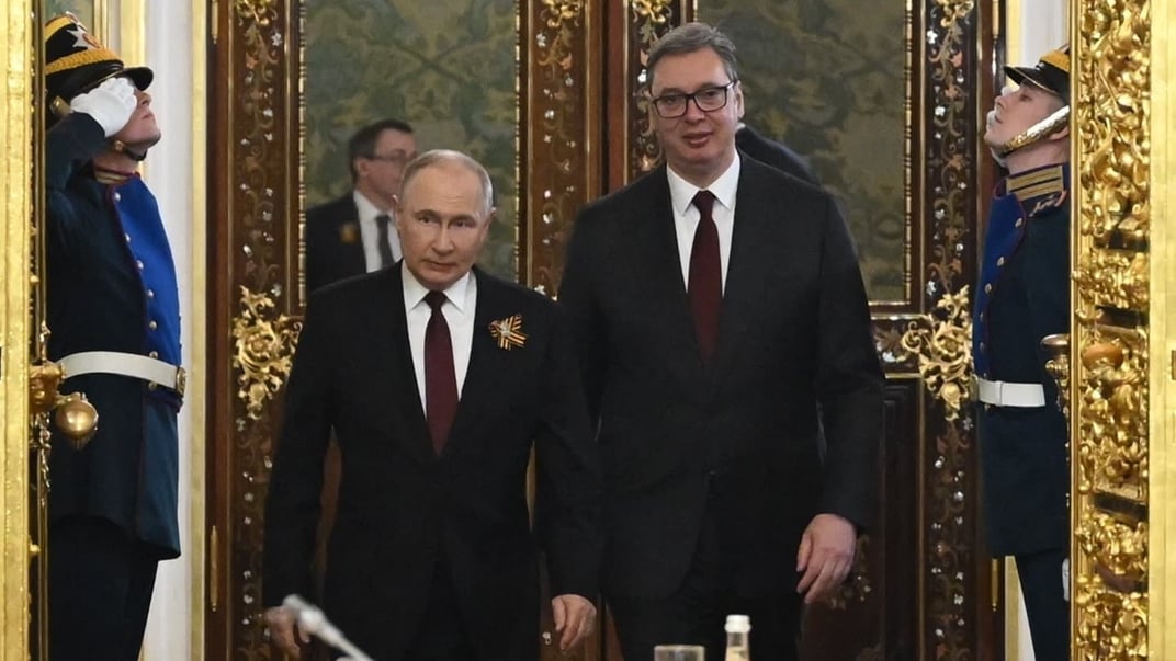 Глава рф володимир путін та президент Сербії Александар Вучич під час зустрічі 9 травня