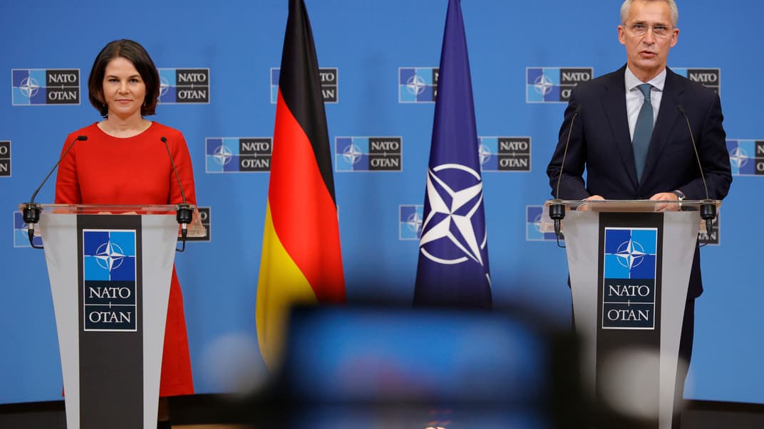 Генеральний секретар НАТО Єнс Столтенберг та міністерка закордонних справ Німеччини Анналена Бербок, 9 грудня 2021 року