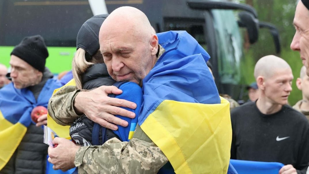 Украинский защитник Дмитрий Паскалов после возвращения из российского плена, 15 мая 2026 года