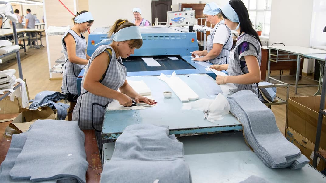 В правительстве заявляют, что только половина украинцев трудоспособного возраста трудоустроены легально (на фото  закройщицы — на швейной фабрике в Киевской области, 3 сентября 2018 года)