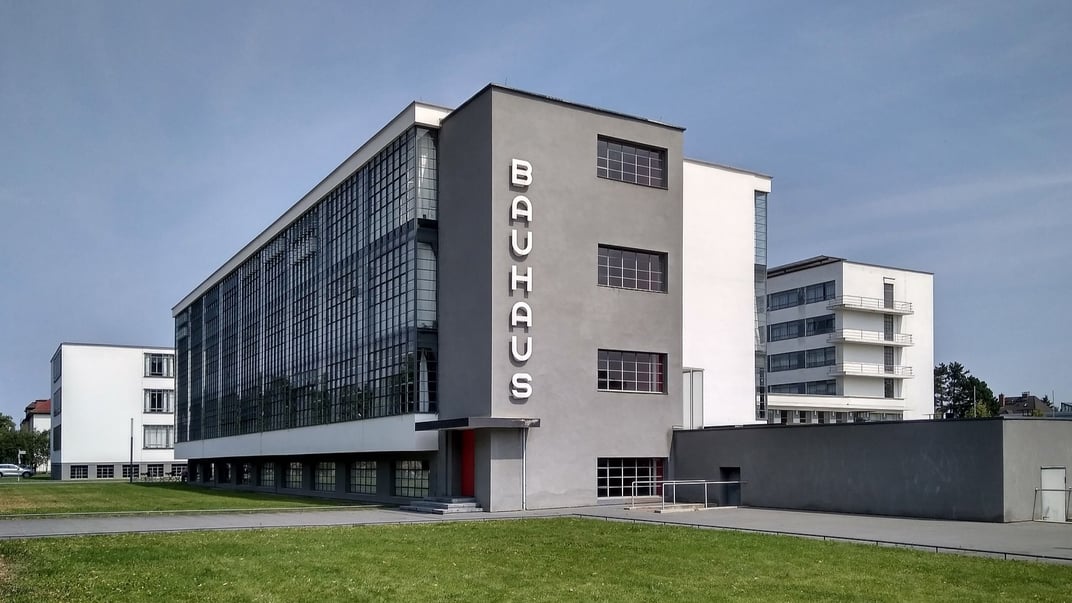 Здание школы Баухаус в городе Дессау, построенное между 1925 и 1926 годами, считается пионером в развитии современного строительства и является одним из самых известных образцов архитектуры межвоенного периода