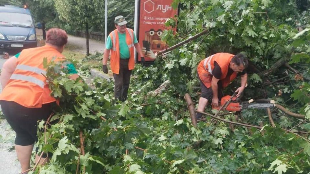 Столичні комунальні служби працюють після негоди