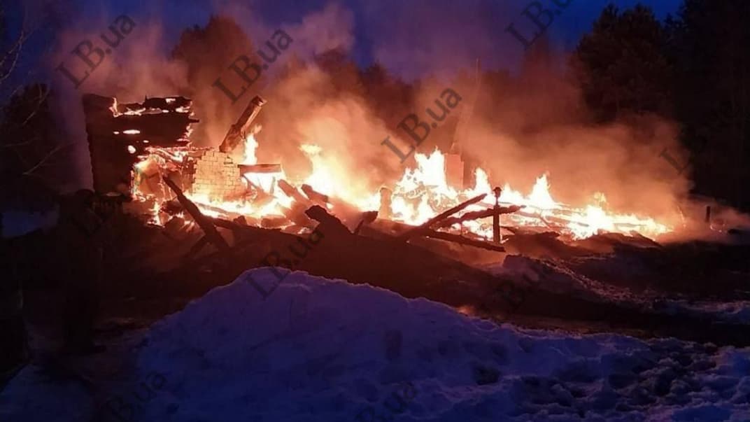 Горить будинок у селі Картовецьке Чернігівської області. За даними ЗМІ, він належав бізнесмену Ігорю Мазепі