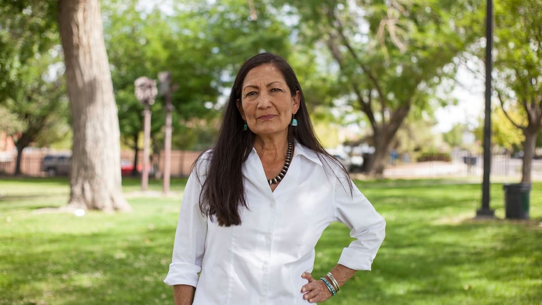 Деб Хааланд може стати першою корінною американкою, яка очолить Міністерство внутрішніх справ США