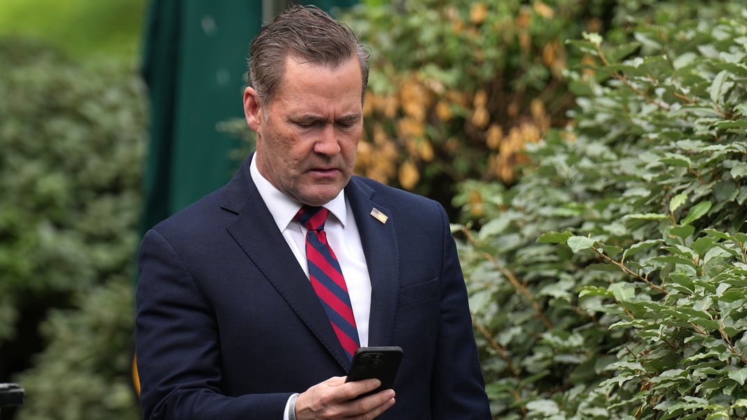 Ексрадник з нацбезпеки Майк Волц дивиться на свій телефон перед інтерв’ю в Білому домі, 1 травня 2025 року