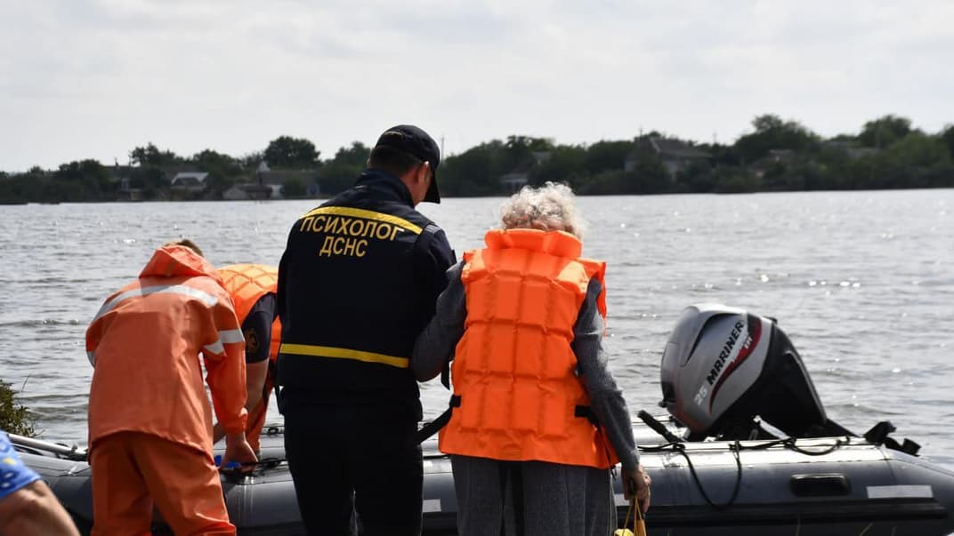 Темпы эвакуации из затопленных сел снижаются, но люди все еще нуждаются в помощи спасателей, сообщают в Министерстве внутренних дел Украины