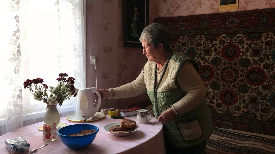 Жительница села Житловка на Донбассе Зинаида Николаевна, 74 года, у себя дома