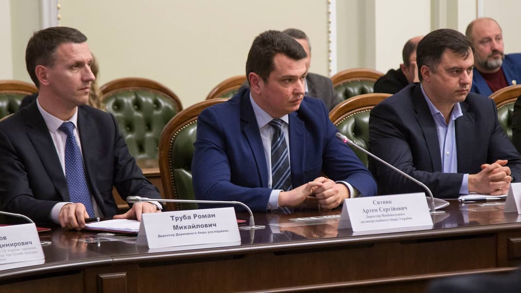 Директор ДБР Роман Труба (ліворуч) та директор НАБУ Артем Ситник (в центрі) під час засідання Тимчасової слідчої комісії Верховної ради з розслідування фактів корупції в оборонній сфері, Київ, 13 березня 2019 року