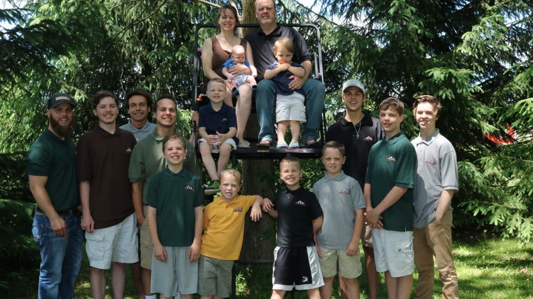 Катері та Джей зі своїми 14-ма синами