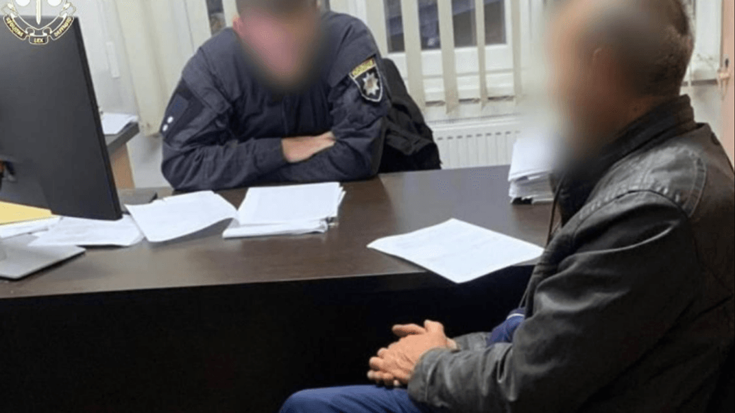 Правоохоронці спілкуються з чоловіком, якому оголосили підозру в жорстокому поводженні з тваринами
